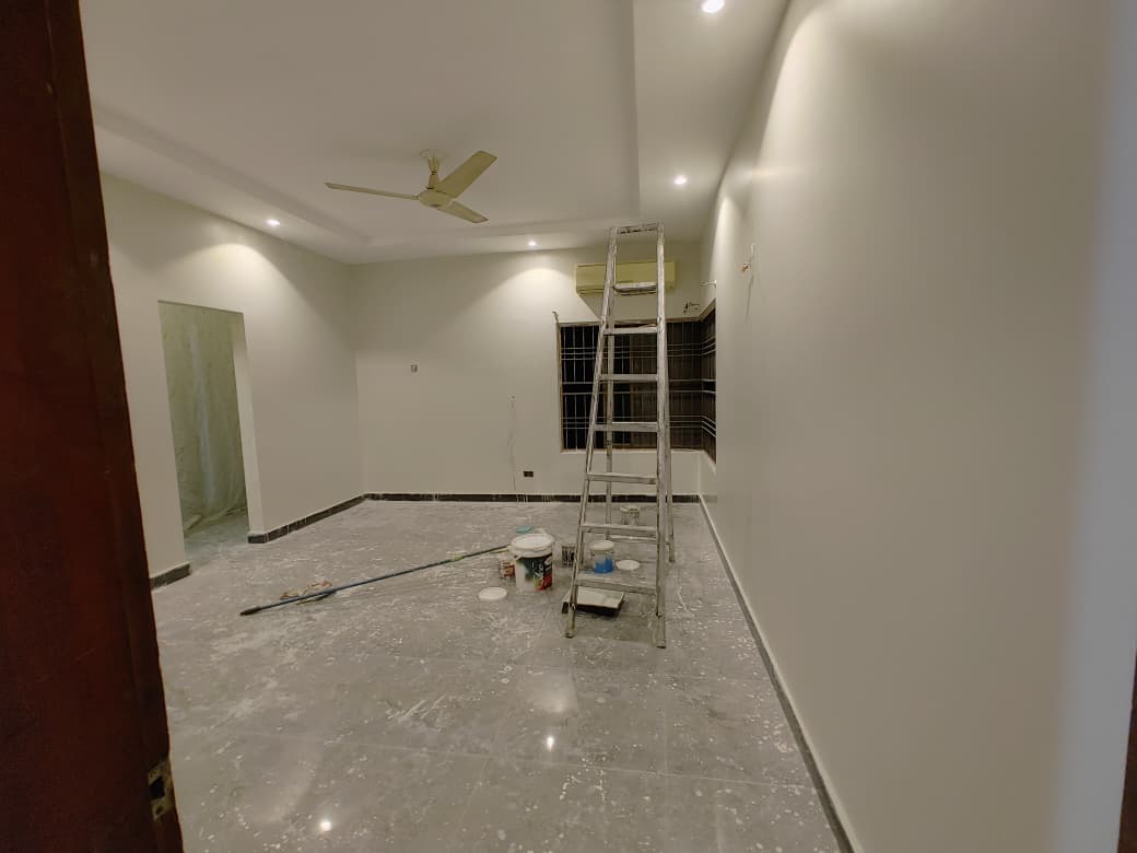 Bedroom with a dropped ceiling, recessed lights and fresh paint during finishing