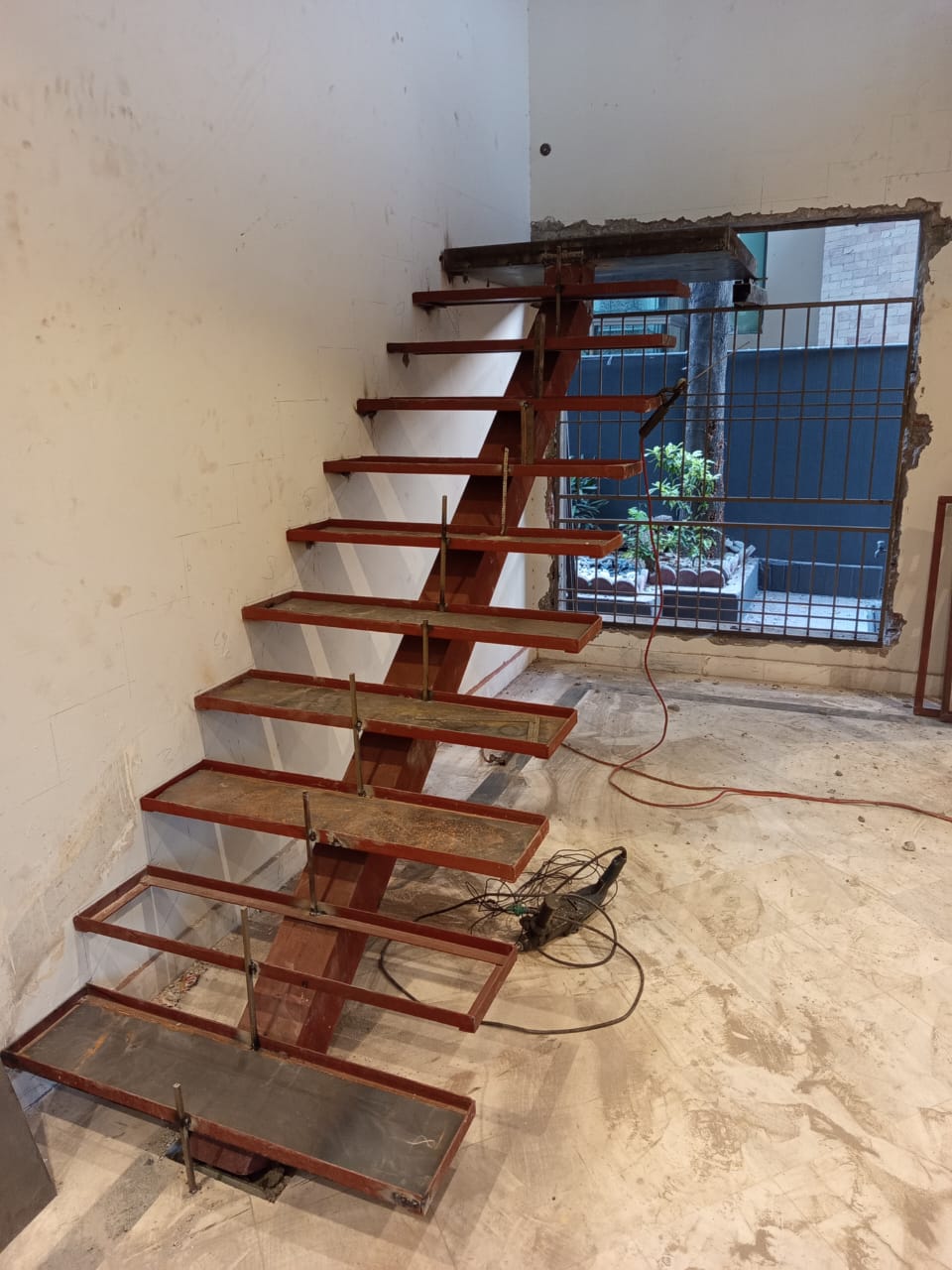 Steel frame for a floating staircase, fabricated on site